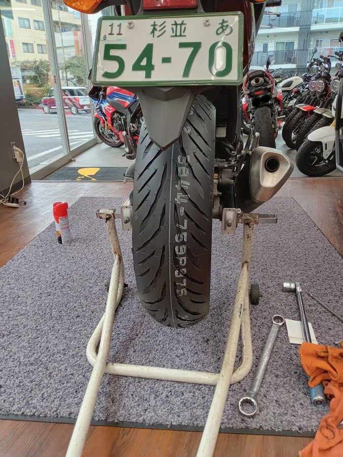 リアタイヤを取り付けてタイヤ交換終了（2023年9月）