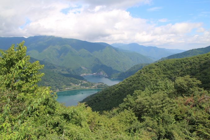 月夜見第一駐車場からみる奥多摩湖と小河内ダム（2023年9月）