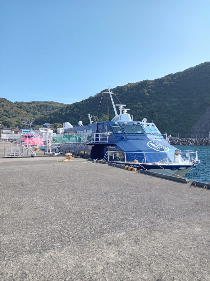 東海汽船　セブンアイランド　結　を前方から（2023年10月）