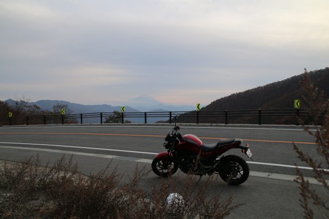 柳沢峠でNC750S（2023年11月）