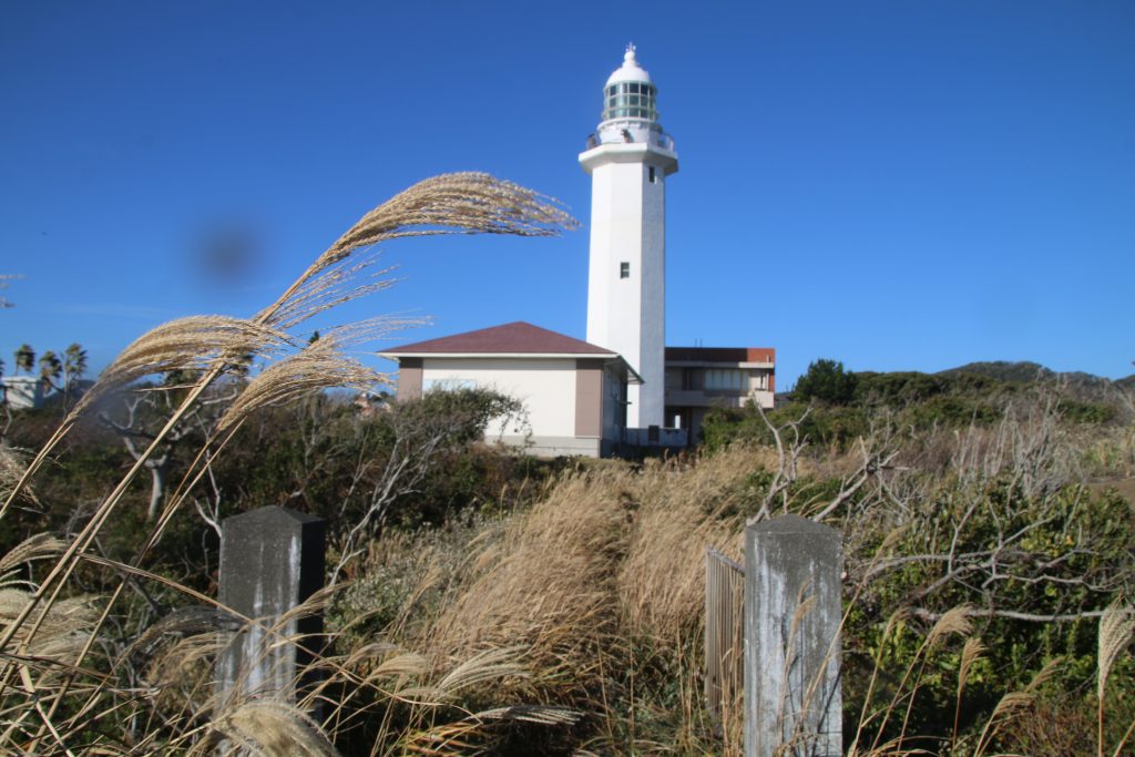 灯台局管轄地の門から野島崎灯台を望む（2023年12月）