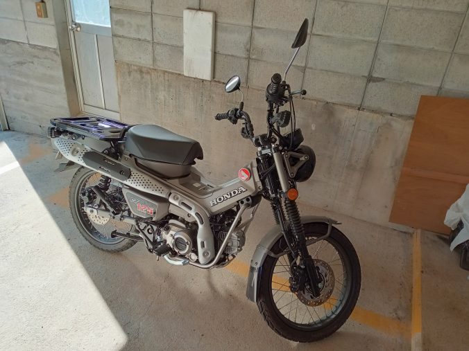 追加されたメインフレームの左右を接続するリム(2023年12月）