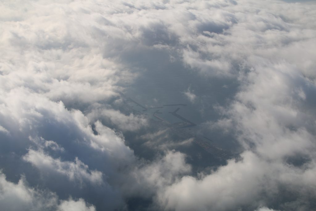 雲間から室戸岬漁港（2023年12月）