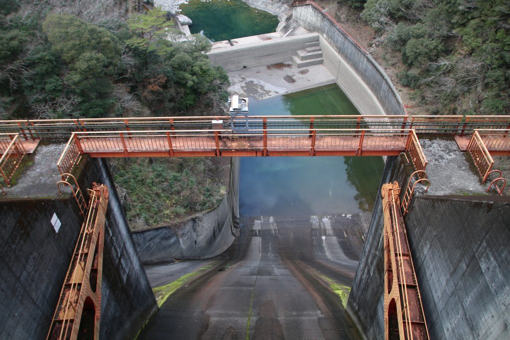 永瀬ダムゲートの直上から（2024年1月）