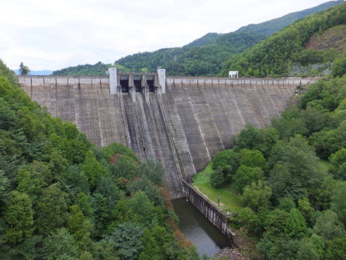 糠平ダムを下流から望む（2014年8月）
