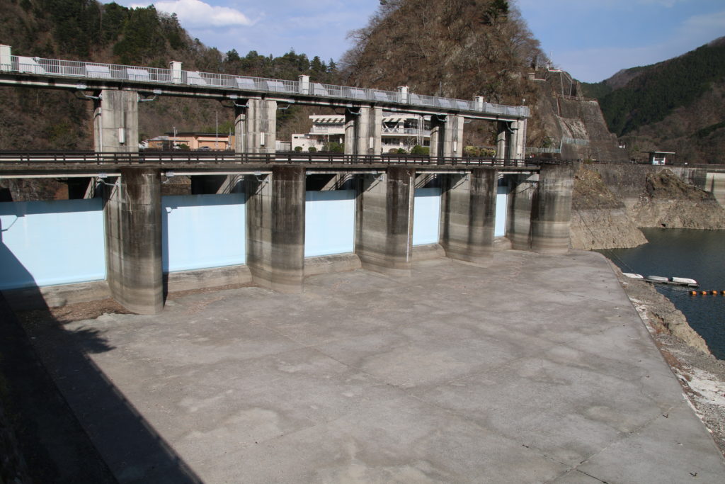 小河内ダムの洪水吐（2024年3月）