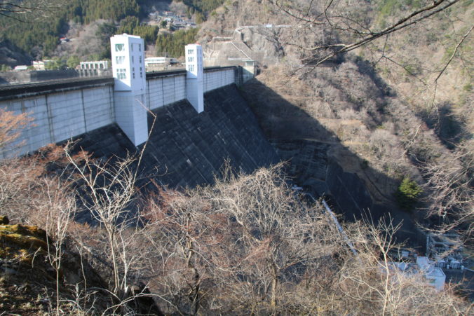 小河内ダム堤体を右岸から（2024年3月）