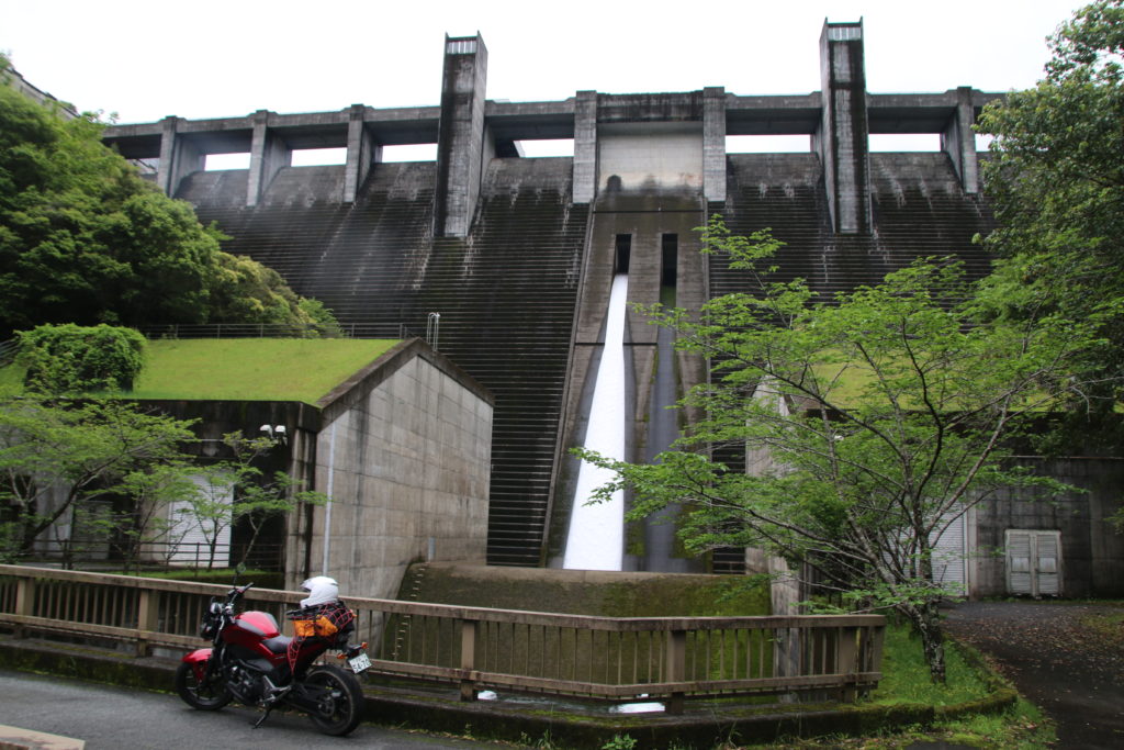 NC750Sと放流中の中筋川ダム（2024年5月）