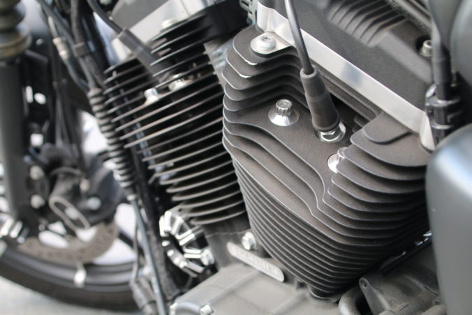 XL883Nの左側エンジンを上から（2024年7月）