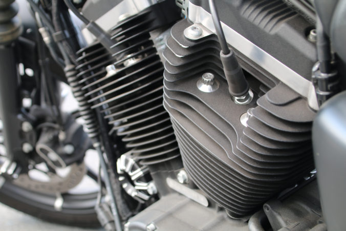 XL883Nのエンジンを左上から（2024年7月）