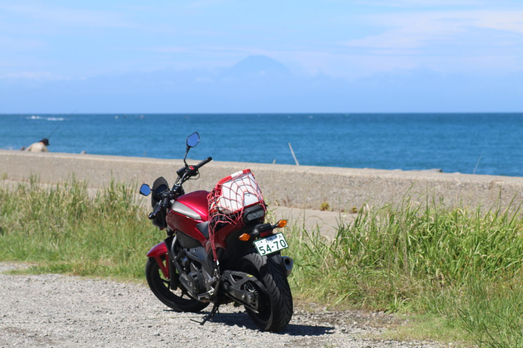 館山航空自衛隊駐屯地裏でNC750Sと富士山（ 2024年9月）