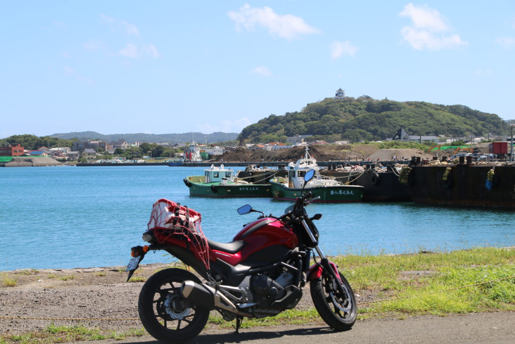 NC750Sと館山港、館山城（2024年9月）