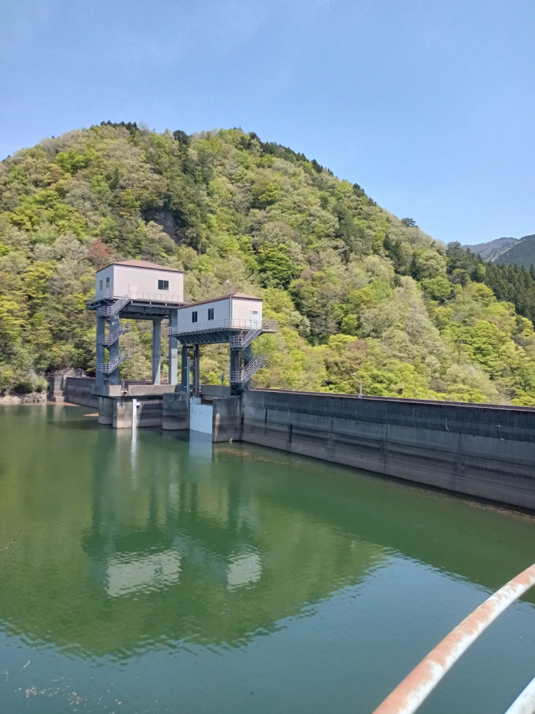 面河ダム上流側から堤体を望む(2025年5月)