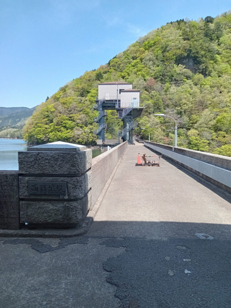 面河ダム天端の面河堰堤表示(2025年5月)