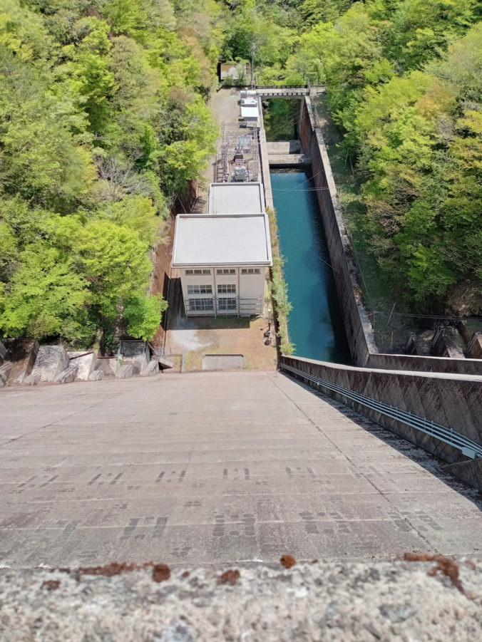 面河ダム天端から発電所を望む（2025年5月）