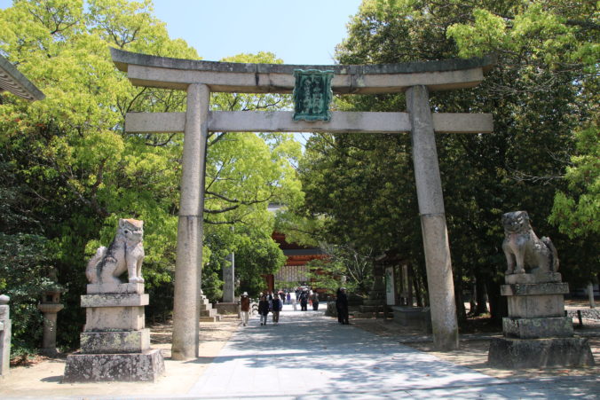 大山積大明神の扁額と鳥居（2025年5月）