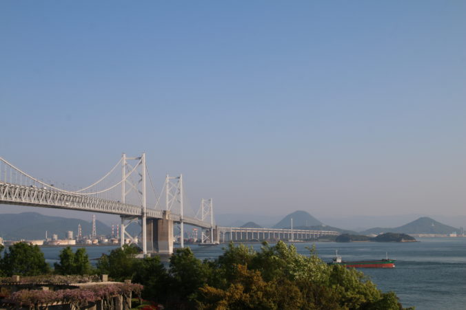 瀬戸大橋と金山（橋の左側）、讃岐富士こと飯野山（橋の右側奥）（2025年5月）