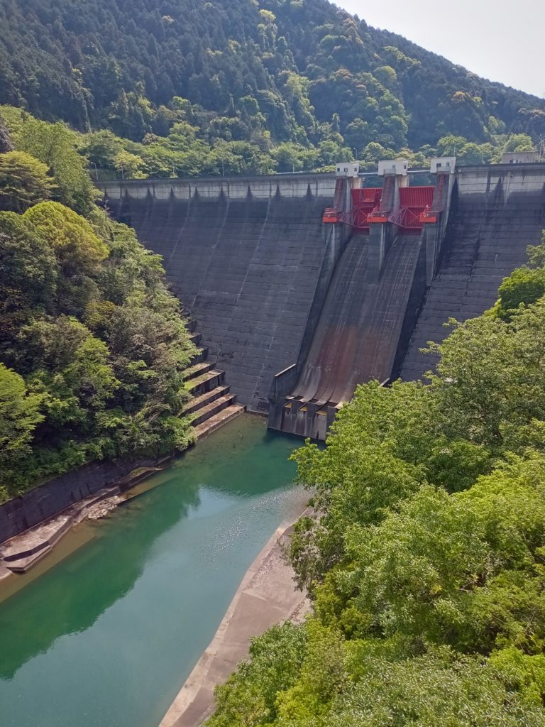 県道12号線から黒瀬ダム堤体を望む(2025年5月)