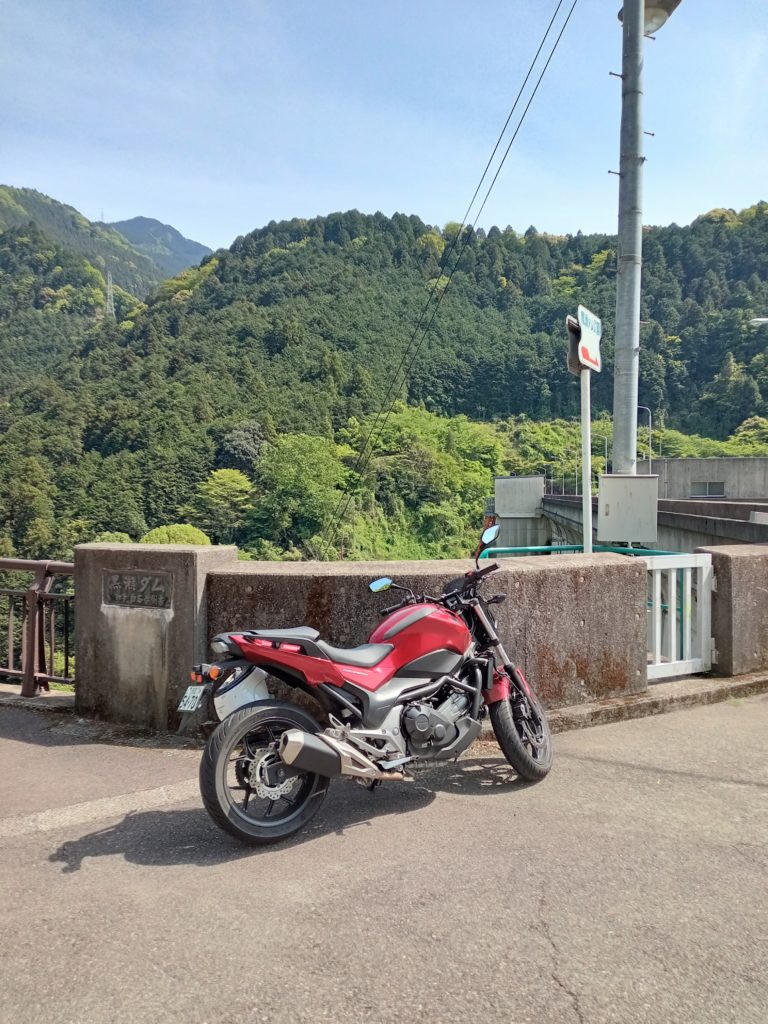黒瀬ダム標識とNC750S(2025年5月)