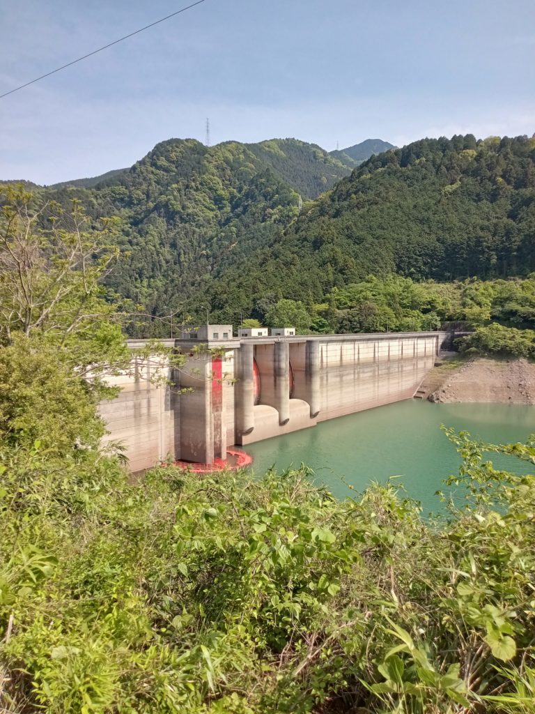 黒瀬ダム堤体を上流左岸から望む(2025年5月)