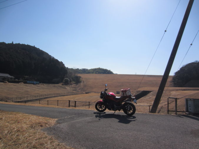 郡ダム堤体とNC750S（2026年2月）