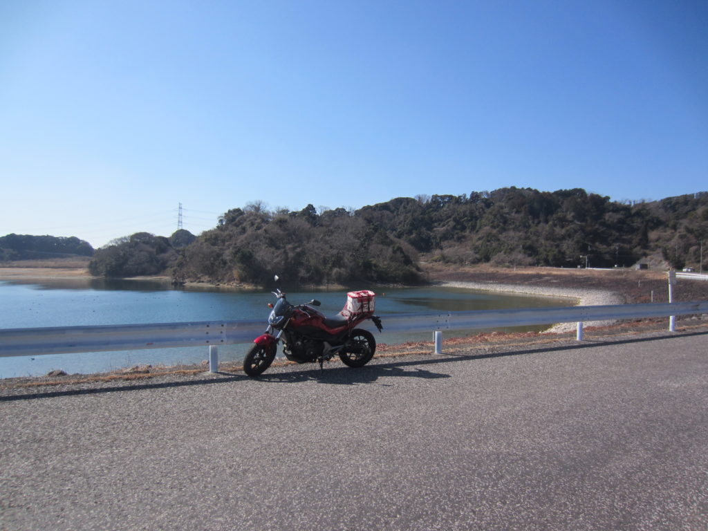 郡ダム水面とNC750S(2026年2月)