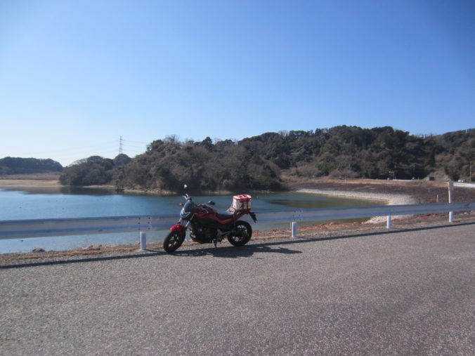 郡ダム水面とNC750S（2026年2月）