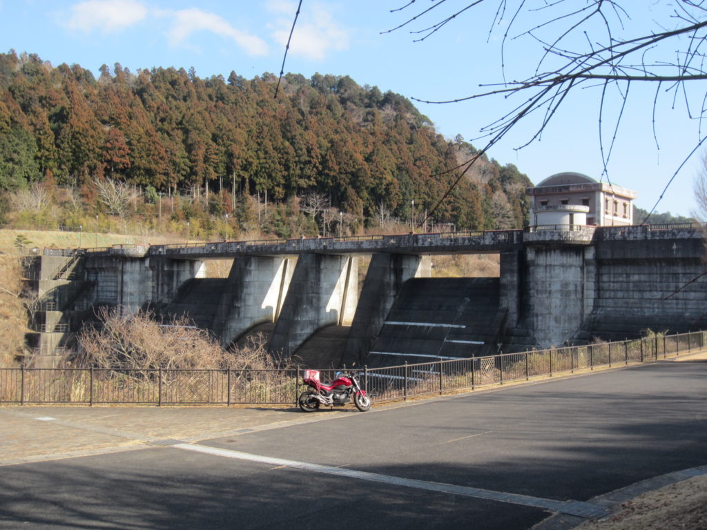 片倉ダム堤体とNC750S (2026年2月)