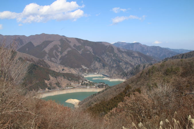 月夜見第一駐車場から奥多摩湖と小河内ダムを望む（2026年2月）