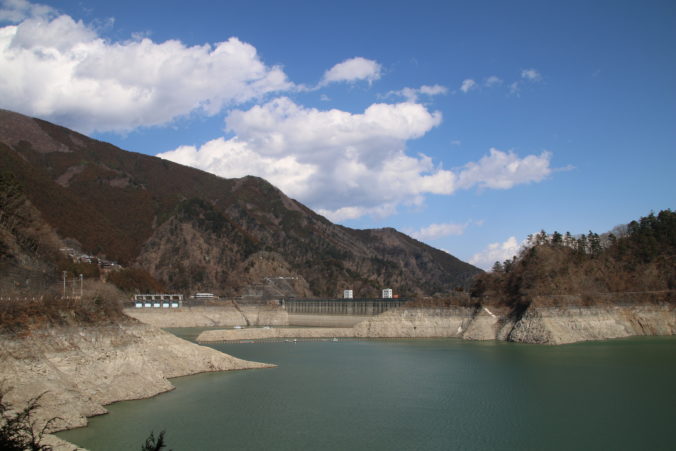 小河内ダム堤体と洪水吐（2026年2月）