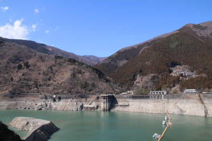 小河内ダム建設時のコンクリート資材加工場の遺構（2026年2月）