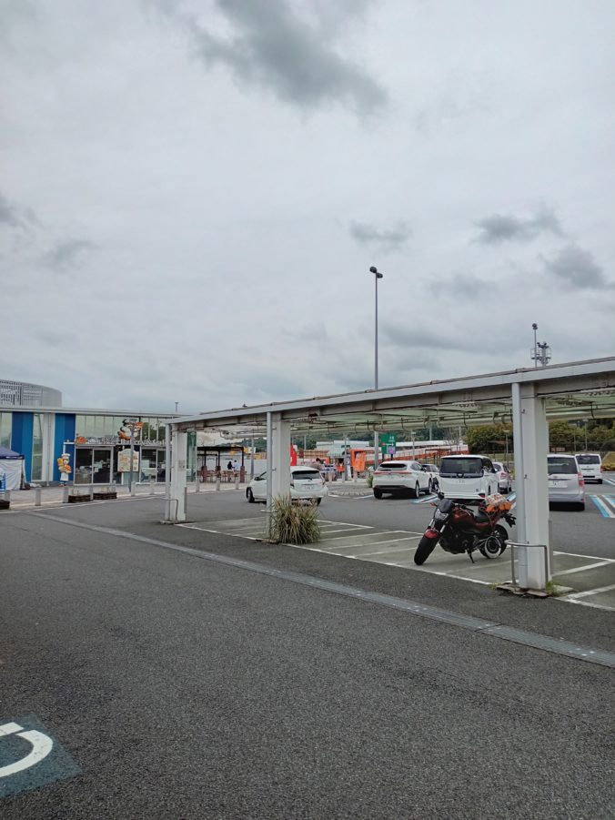 駿河湾沼津PA（下り）で休憩中のNC750（2026年4月）