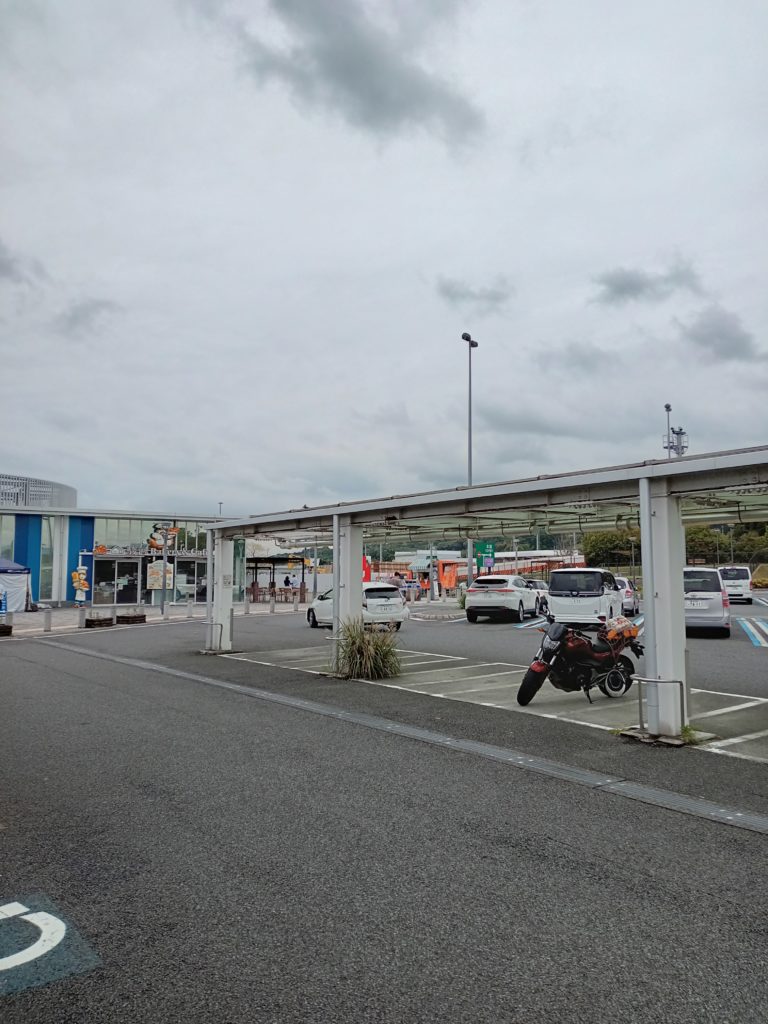 駿河湾沼津PA（下り）で休憩中のNC750（2026年4月）