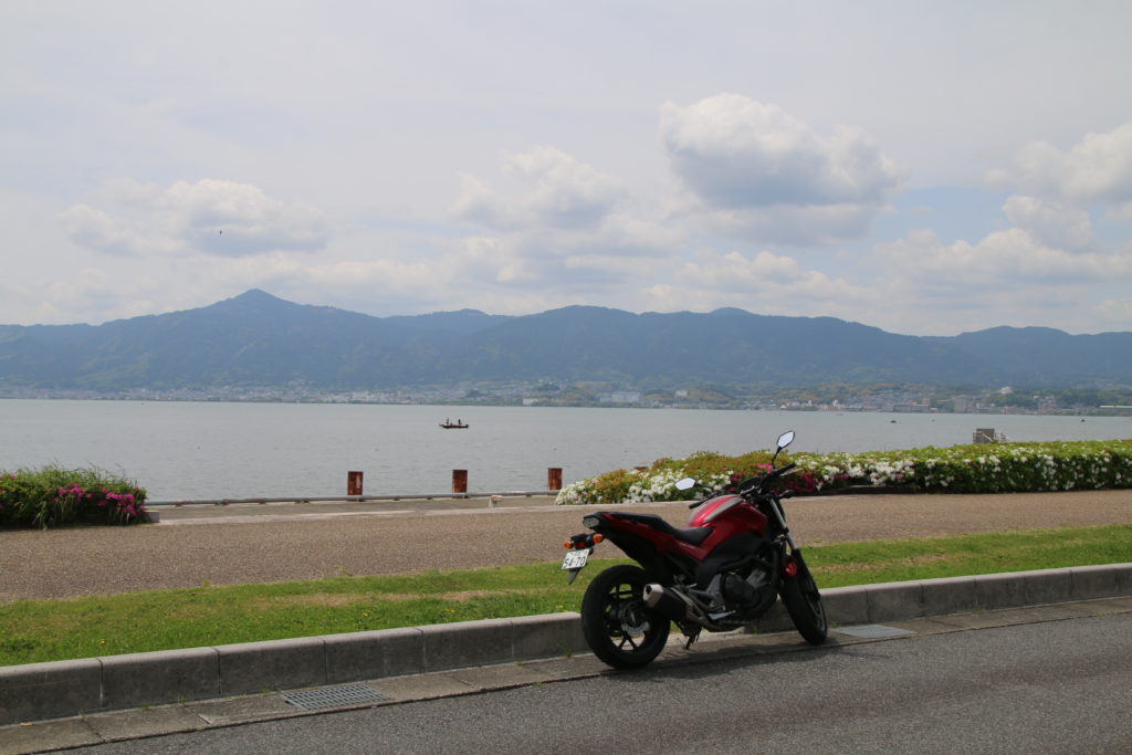 琵琶湖博物館の駐車場で琵琶湖をバックにNC750S（2026年4月）